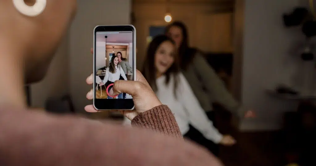 Saiba como ser famoso no tiktok e ganhar dinheiro no app Meninas gravando tiktok