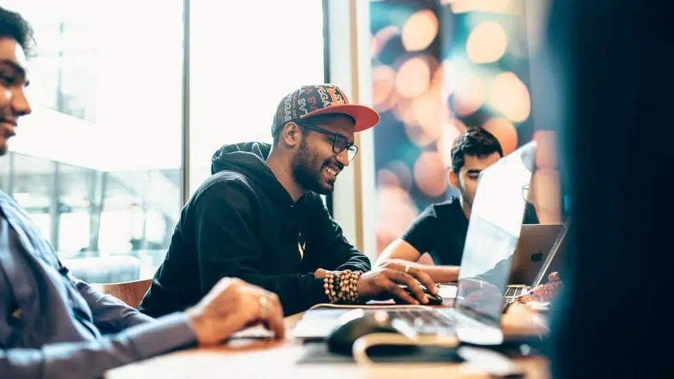 Hackers do bem: testes de sistemas dão lucro de até r$ 600 mil Hackers do bem procurando por vulnerabilidades em sistemas de empresas