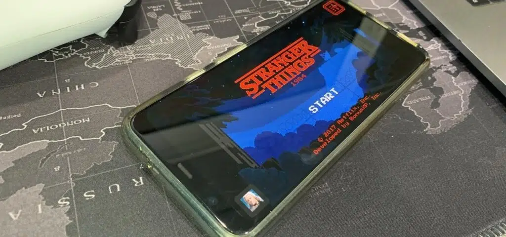 Netflix games is available starting today; see how to play Phone running netflix games