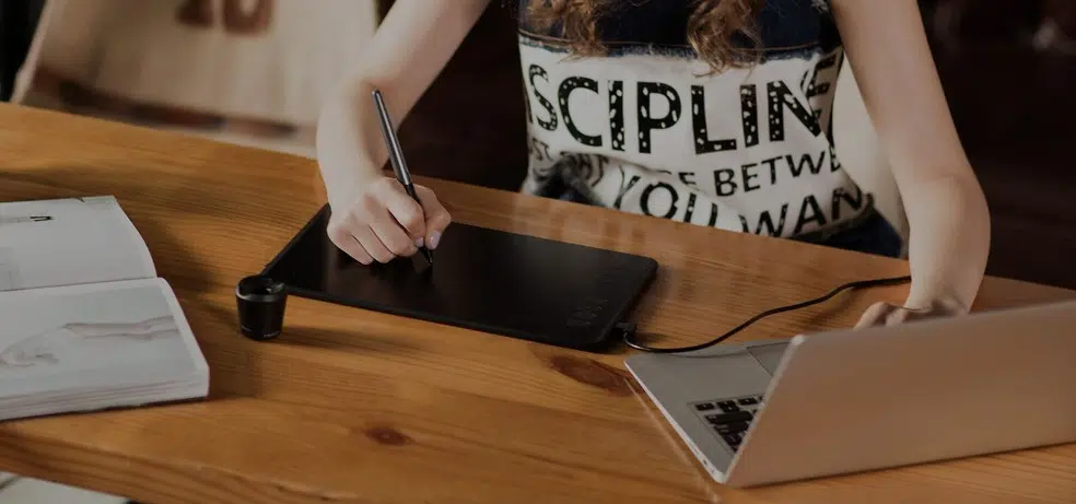 Lenovo thinkbook plus kan vara en bärbar dator med två skärmar Professionell som arbetar på en grafikplatta kopplad till en anteckningsbok