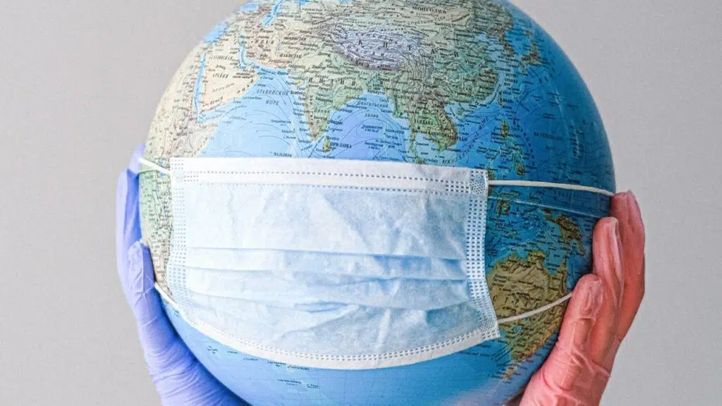 Nova variante da covid-19 pode ser a mais perigosa até agora Globo terrestre com máscara