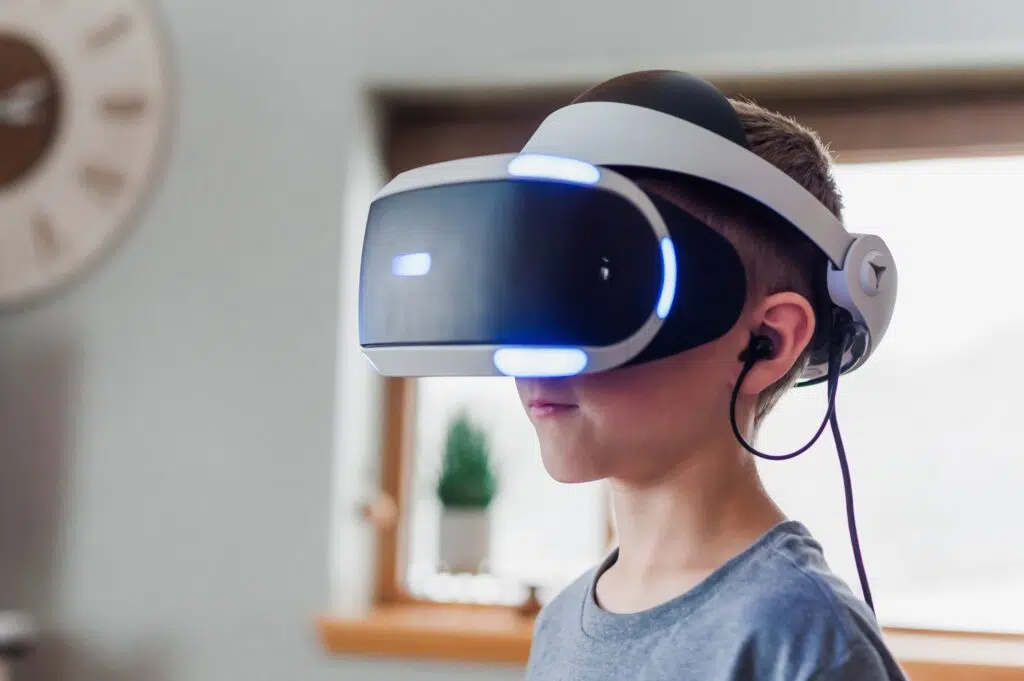Óculos de realidade aumentada da apple chegará em 2022 Menino utilizando óculos de realidade virtual