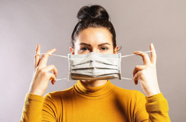 Mulher tirando máscara do rosto