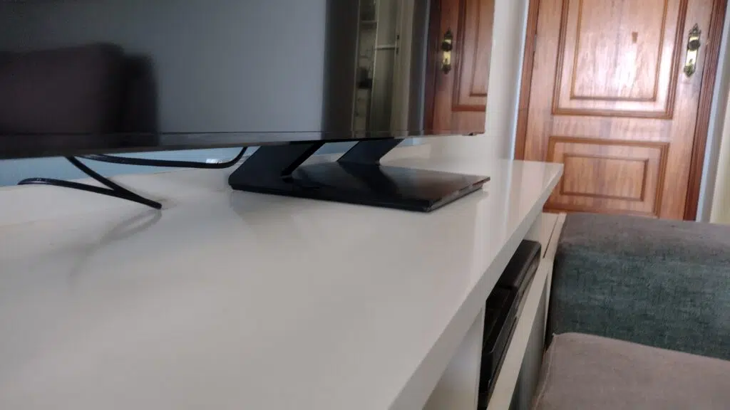 Ulasan: TV Samsung QLED Q70A 4K memiliki desain yang elegan dan performa tinggi. Pemasangan dengan dudukan meja.