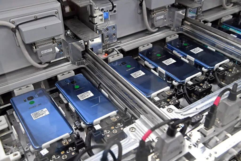 Como é feito o celular? Entenda como smartphones são criados Produção de smartphones automatizada