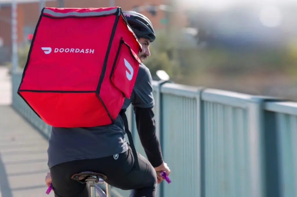 10 startup unicorno che hanno cambiato il mondo Ciclista con zaino doordash