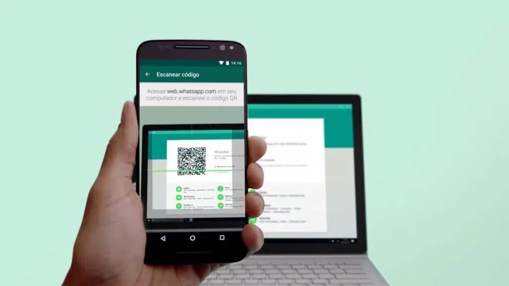 Whatsapp em até 4 aparelhos? Veja como usar a nova função Pessoa realizando conexão de whatsapp em até 4 aparelhos