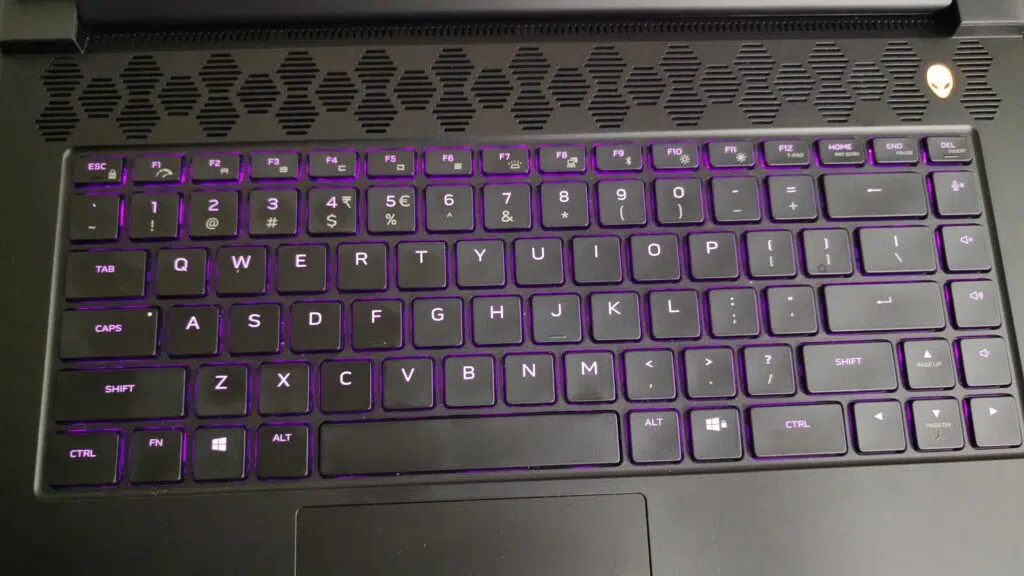 Review: alienware m15, um caro notebook gamer com ressalvas Teclado rgb personalizável (imagem/felipe vidal)