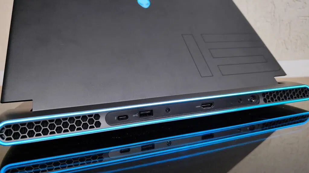 Review: alienware m15, um caro notebook gamer com ressalvas Traseira iluminada e para dissipar calor (imagem/felipe vidal)