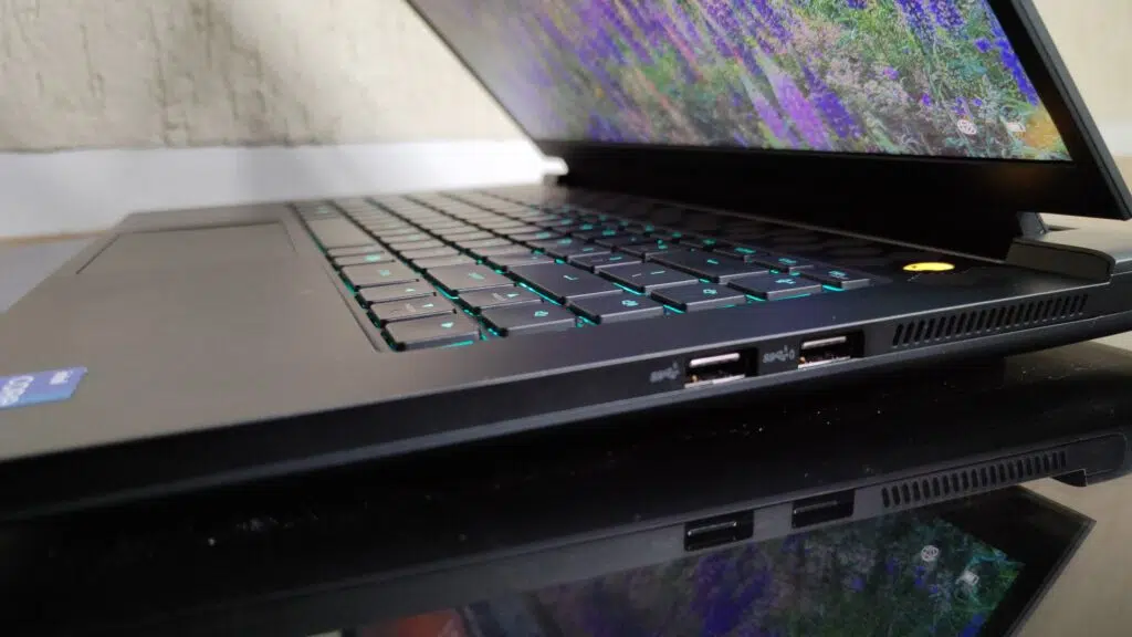 Review: alienware m15, um caro notebook gamer com ressalvas Conexões laterais do notebook (imagem/felipe vidal)