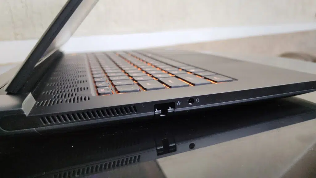 Review: alienware m15, um caro notebook gamer com ressalvas Conectividade do m15 (imagem/felipe vidal)