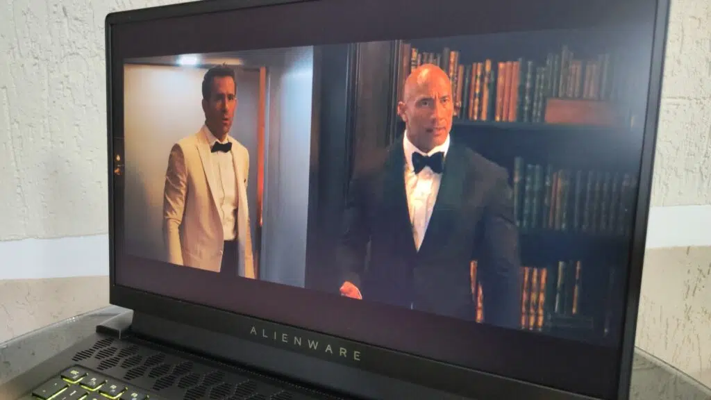 Review: alienware m15, um caro notebook gamer com ressalvas Tela de 15 polegadas do alienware m15 (imagem/felipe vidal)