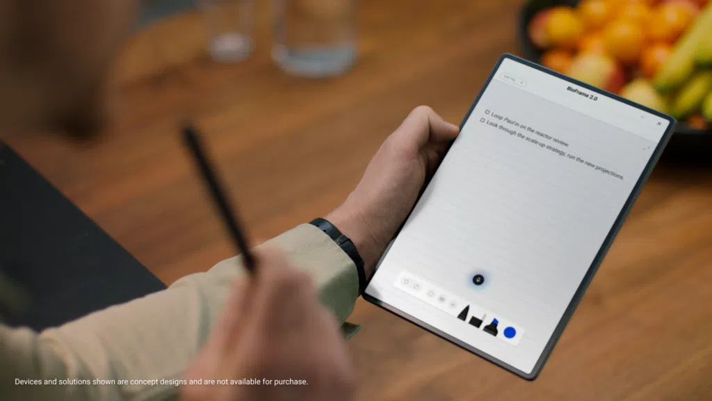 Dell exibe webcam sem fio e tablet para anotações Pessoa utilizando concept stanza da dell