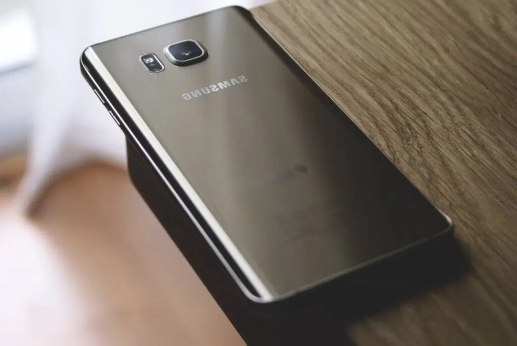 Seu celular escuta conversa? Veja dicas para impedir isso Seu celular escuta conversa? Veja dicas para impedir isso. Existem muitas formas de saber se tudo o que você fala perto de seu celular e assistentes pessoais está sendo utilizado em anúncios