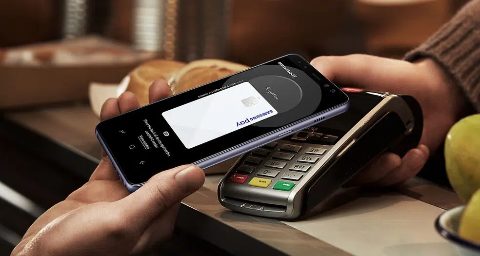 Saiba como usar o samsung pay e pagar por aproximação Pessioa pagando compra com samsung pay