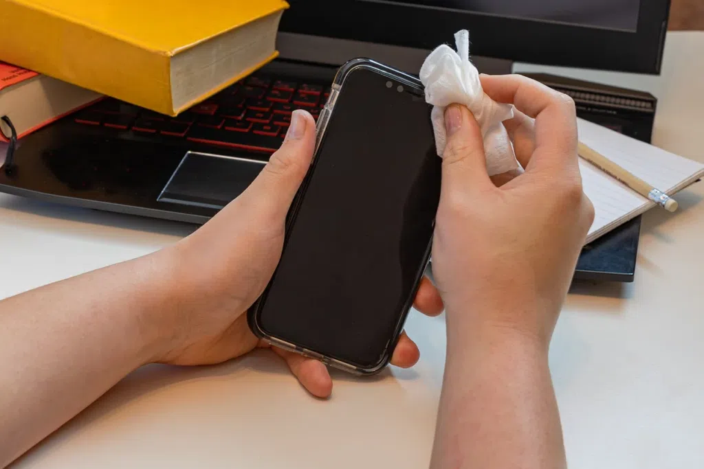 Como limpar telas do celular, notebook ou tv? A limpeza das telas dos celulares e smartphones também precisam de tanto cuidado quanto os monitores e televisores lcds. (imagem: pixabay/reprodução)