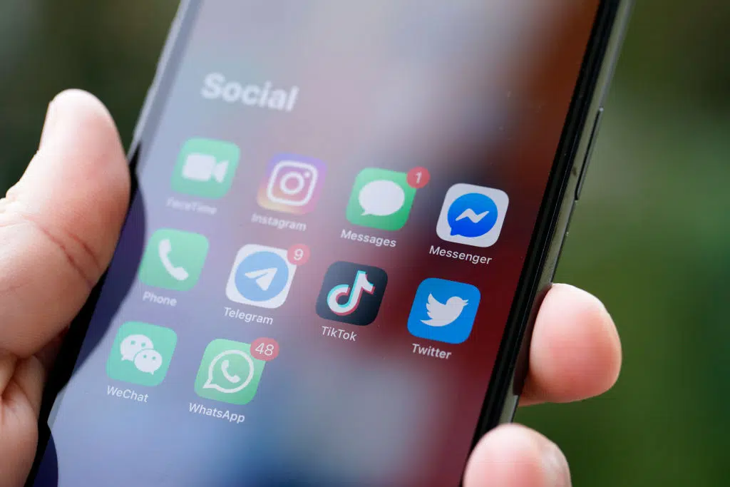 Gastos em apps de smartphones cresce 25% em 2021 Homem representando download de aplicativos