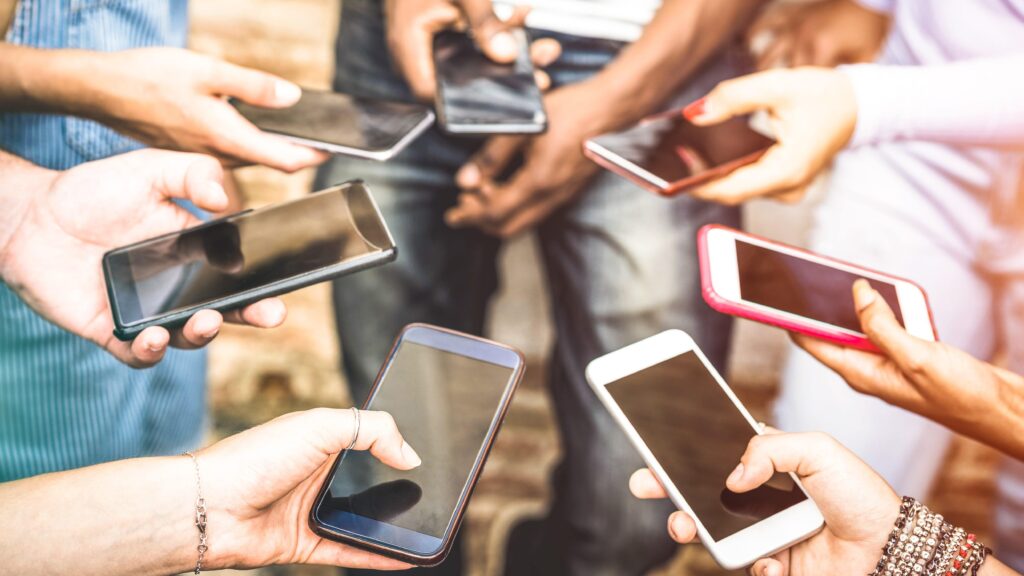 Pessoas desligando celulares como um dos hábitos tecnológicos