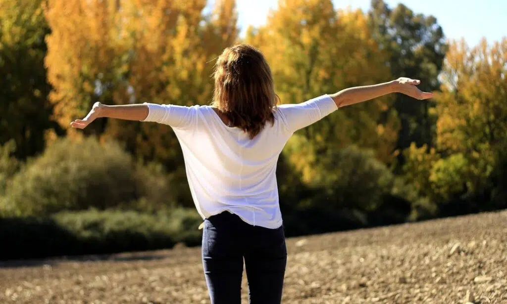 12 hábitos tecnológicos para ser mais feliz em 2022 Mulher que conseguiu ser mais feliz em 2022