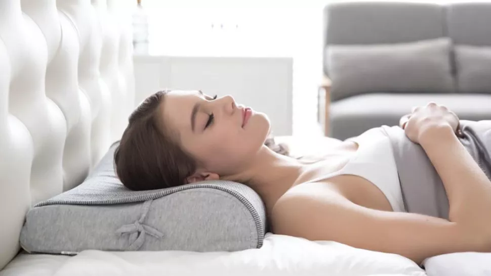O travesseiro motion pillow 3 promete oferecer melhores momentos de descanso enquanto dorme, inclusive, eliminando roncos. Reprodução: 10minds