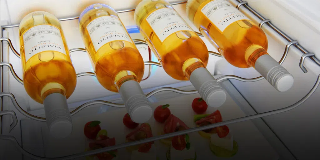 Geladeira lg side by side exibe alimentos em dois toques O rack para vinhos é de grande ajuda para os amantes da bebida, e ainda oferece quatro espaços para o armazenamento das garrafas. Reprodução: lg.