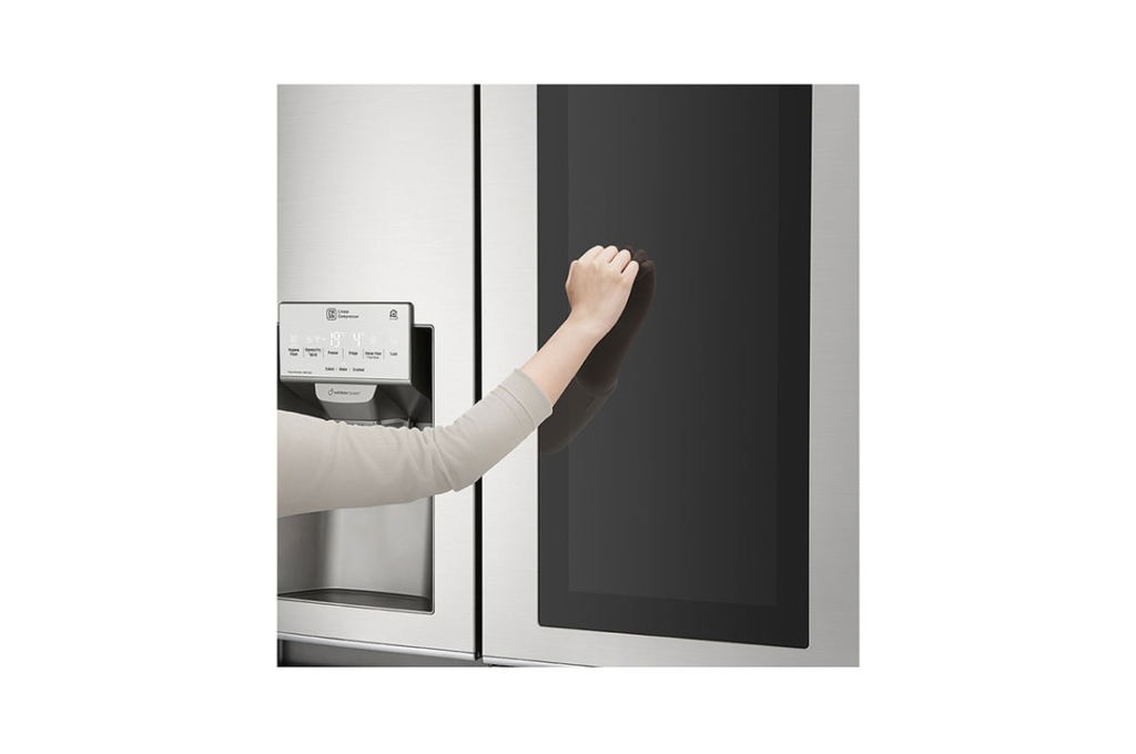Basta dois toques no painel instaview door-in-door para conferir todos os alimentos que estão na parte superior direita da geladeira. Reprodução: lg.
