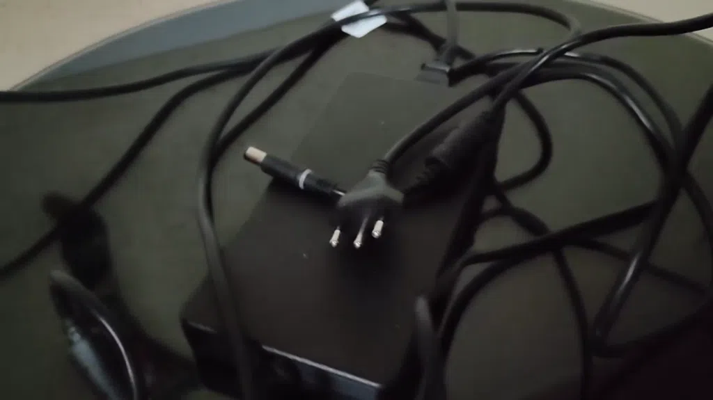 Review: alienware m15, um caro notebook gamer com ressalvas O carregador é extenso e vai te ajudar em diversos lugares (imagem/felipe vidal)