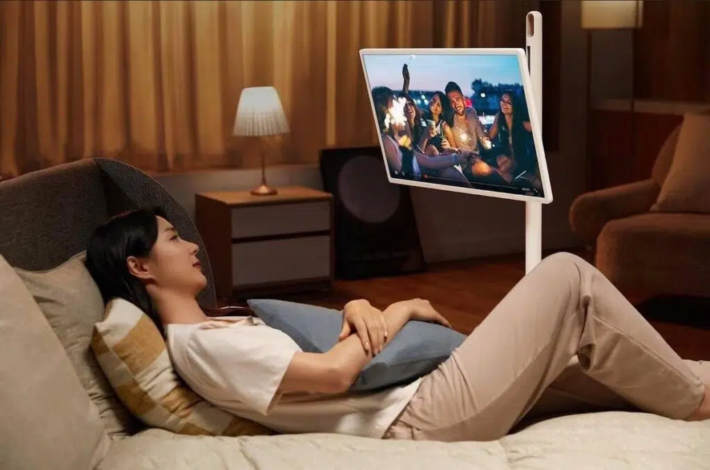 Lg objet, a smart tv design que cobre a tela com tecido Mulher assistindo conteúdo na smart tv lg standbyme