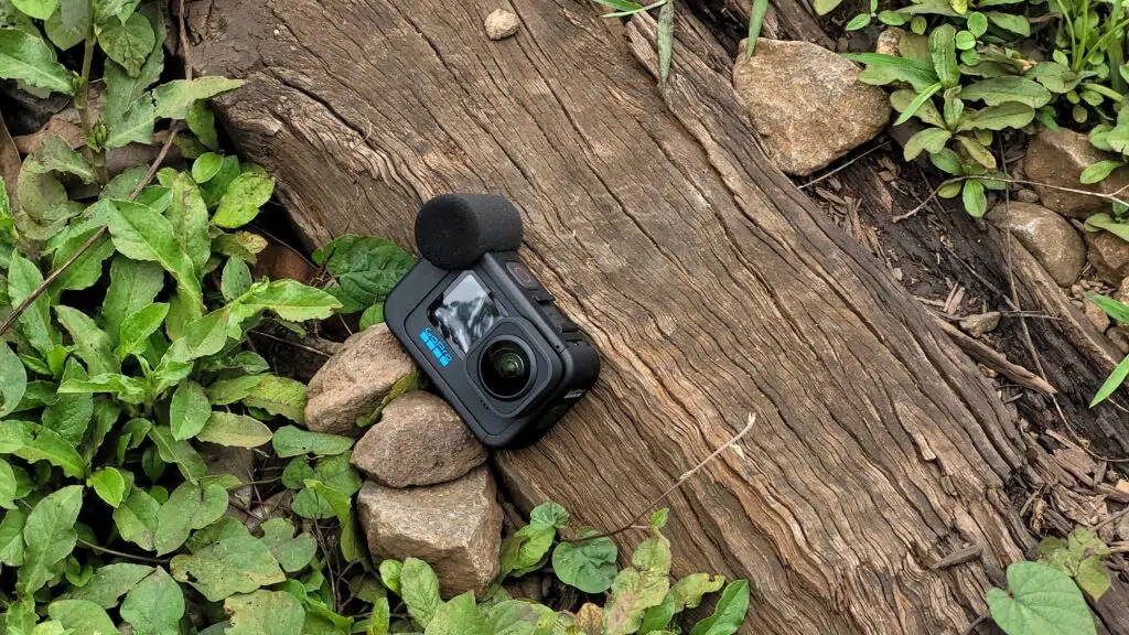 Review: gopro hero10 black Foto de uma gopro hero 10 black com acessórios em cima de um dormente de linha ferroviária