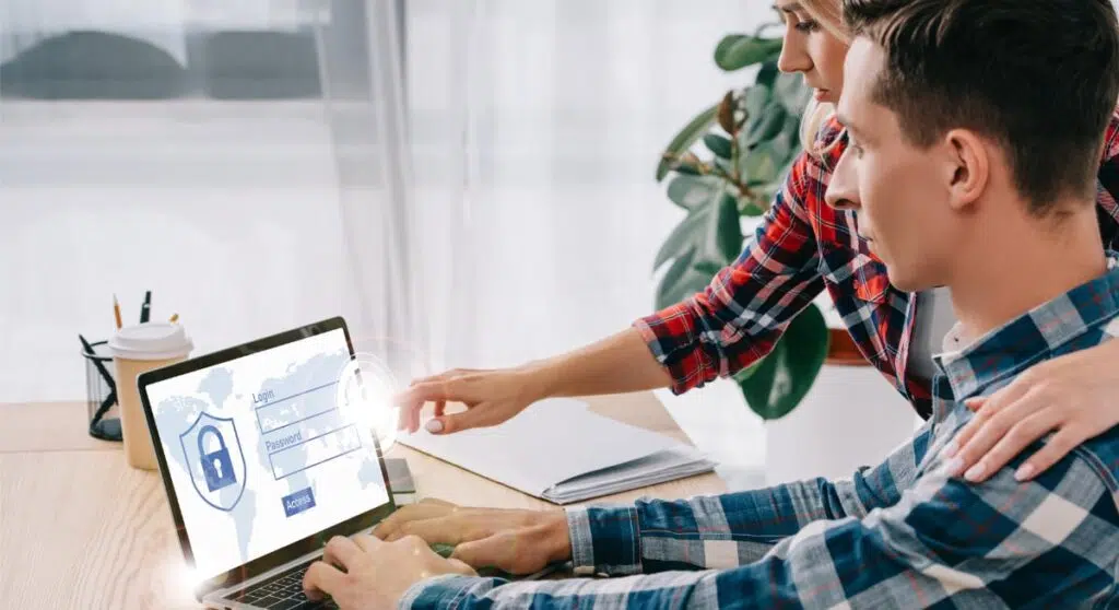 Conheça as 200 senhas fracas mais usadas em 2021 Equipe de especialistas realizando estudo de senhas