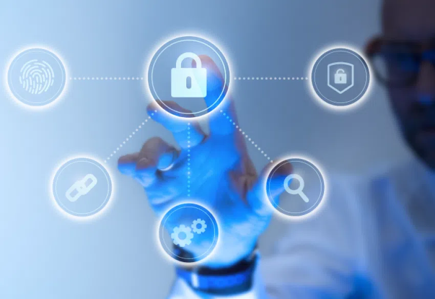 Conheça as 200 senhas fracas mais usadas em 2021 Homem navegando com segurança