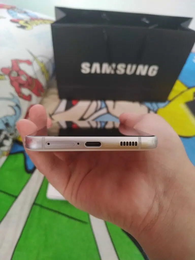 Review: galaxy s21 fe é potente, mas mal otimizado Na parte de conexões do s21 fe, temos apenas uma entrada usb-c, saída de som e entrada para chips
