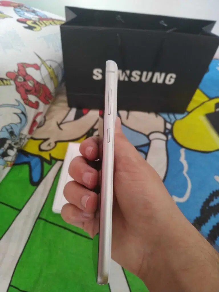 Review: galaxy s21 fe é potente, mas mal otimizado Nas laterais do galaxy s21, temos apenas os botões de volume e de energia