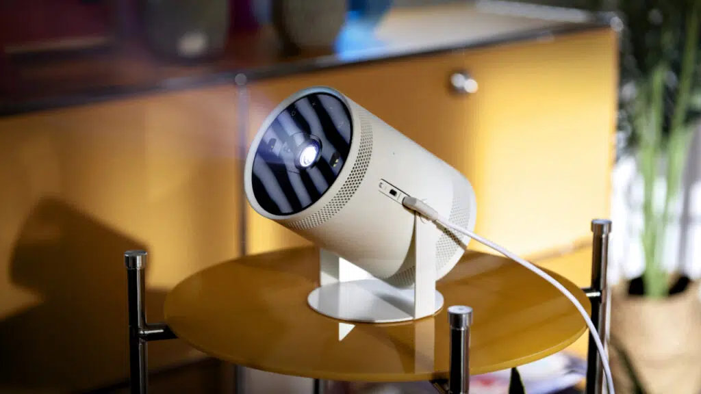 تعرض سامسونج جهاز العرض المحمول الحر للجيل Z جهاز العرض المحمول الجديد من سامسونج