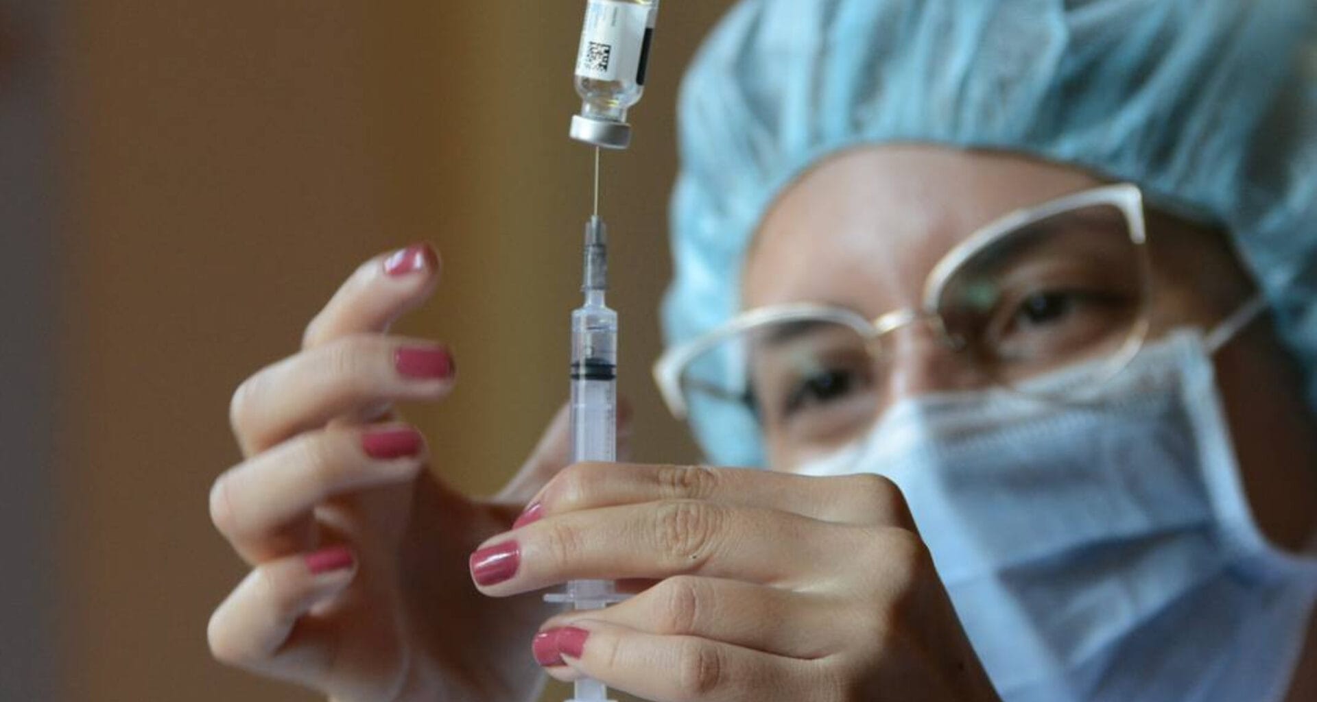 Mulher se preparando para aplicar vacina contra covid-19