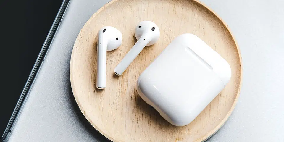 Airpods pro 2 terá suporte para áudio lossless e rastreamento Case de carregamento de fones de ouvido da apple
