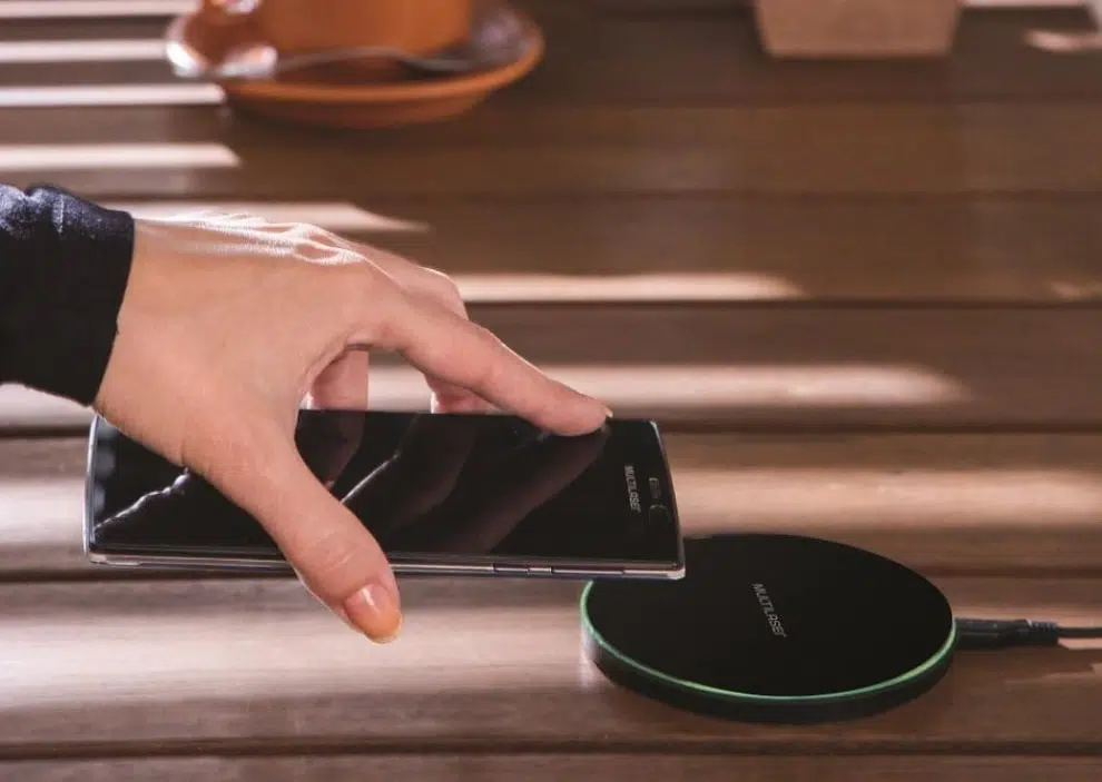 Como escolher carregador sem fio (com recomendações) Homem tentando escolher carregador sem fio