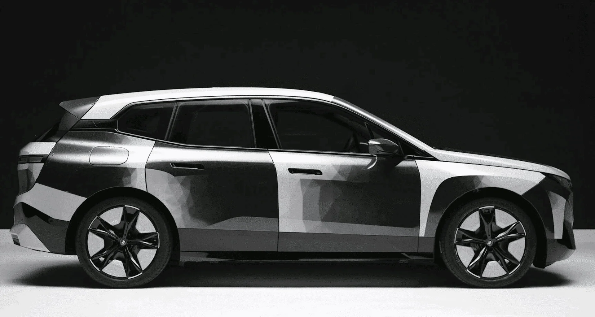 BMWはCES 2022で色が変わる車を発表