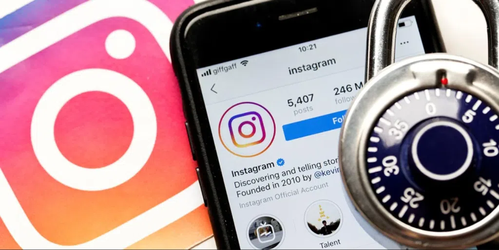 Como recuperar conta do instagram hackeada e aumentar segurança Cadeado e smartphone com uma conta do instagram aberto