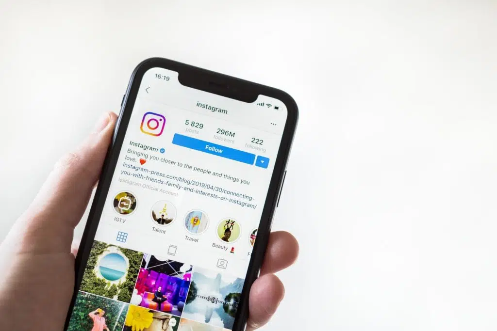 Como recuperar conta do instagram hackeada e aumentar segurança Pessoa tentando recuperar instagram hackeado