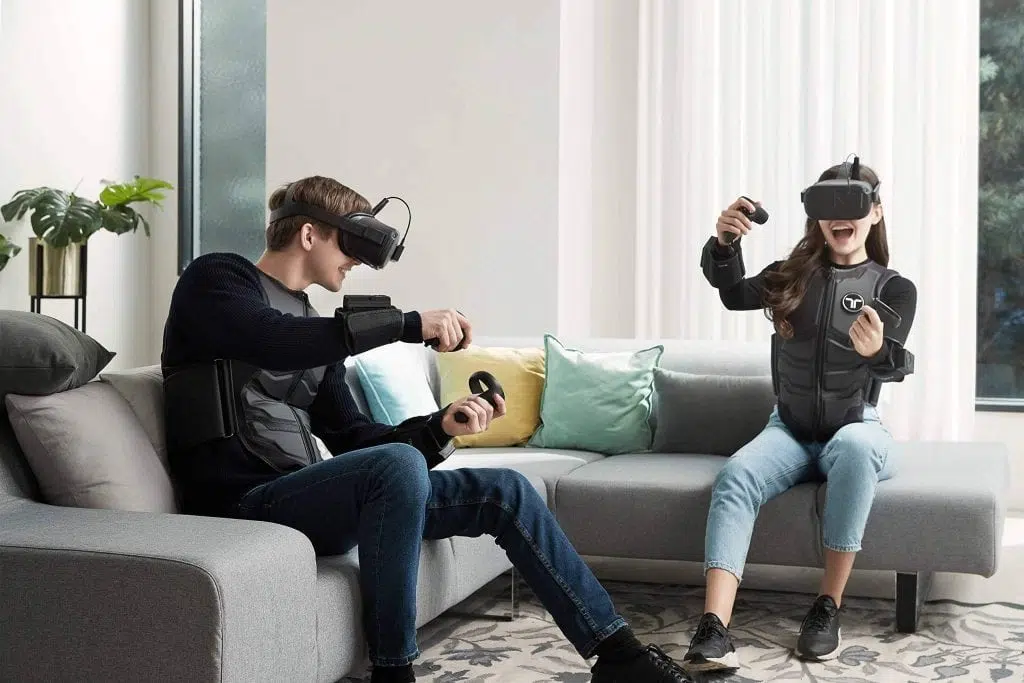 Luva e colete de realidade virtual prometem imersão em jogos Luva e colete de realidade virtual prometem imersão em jogos. Novos produtos são focados em permitir que imersão em realidade virtual fique ainda maior
