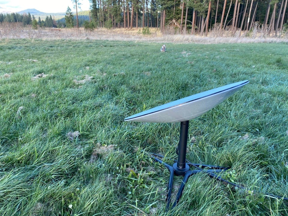 Antena da starlink em uma fazenda dos eua