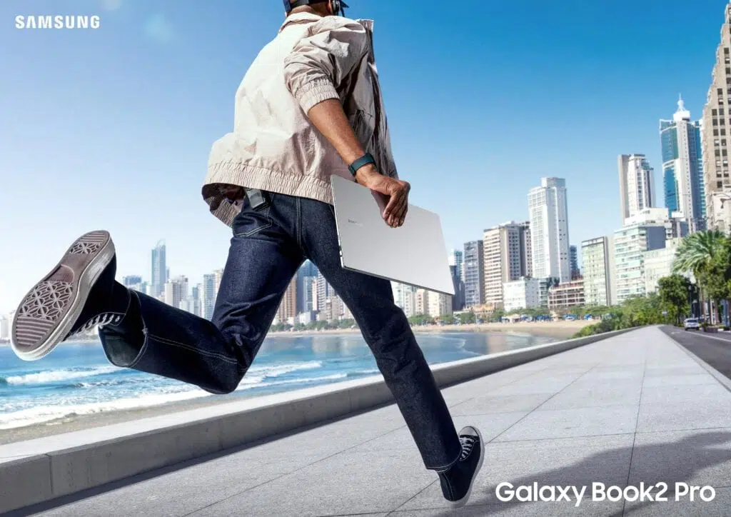Samsung anuncia galaxy book2 pro com bateria de até 21 horas Homem carregando galaxy book2 pro