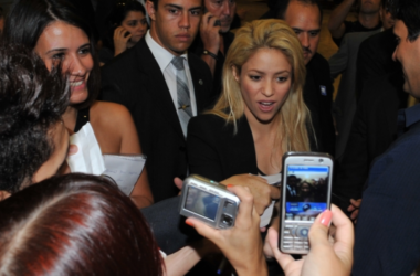 Shakira fica surpresa com câmera de celular em vídeo antigo