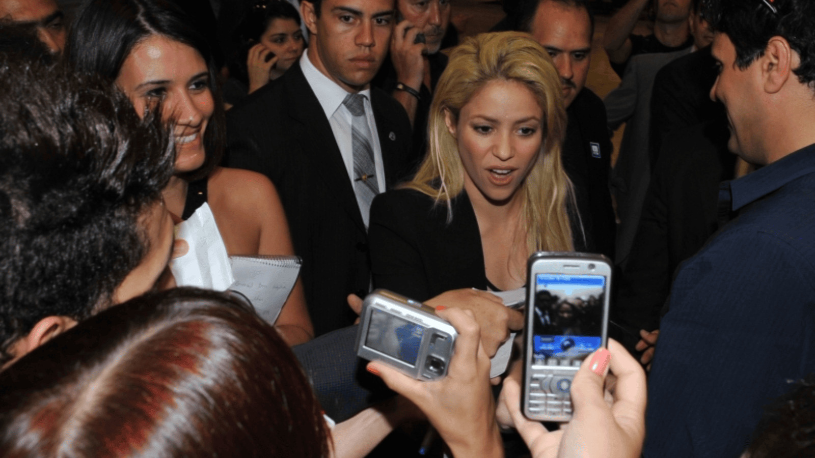 Shakira è sorpresa dalla fotocamera del cellulare in un vecchio video