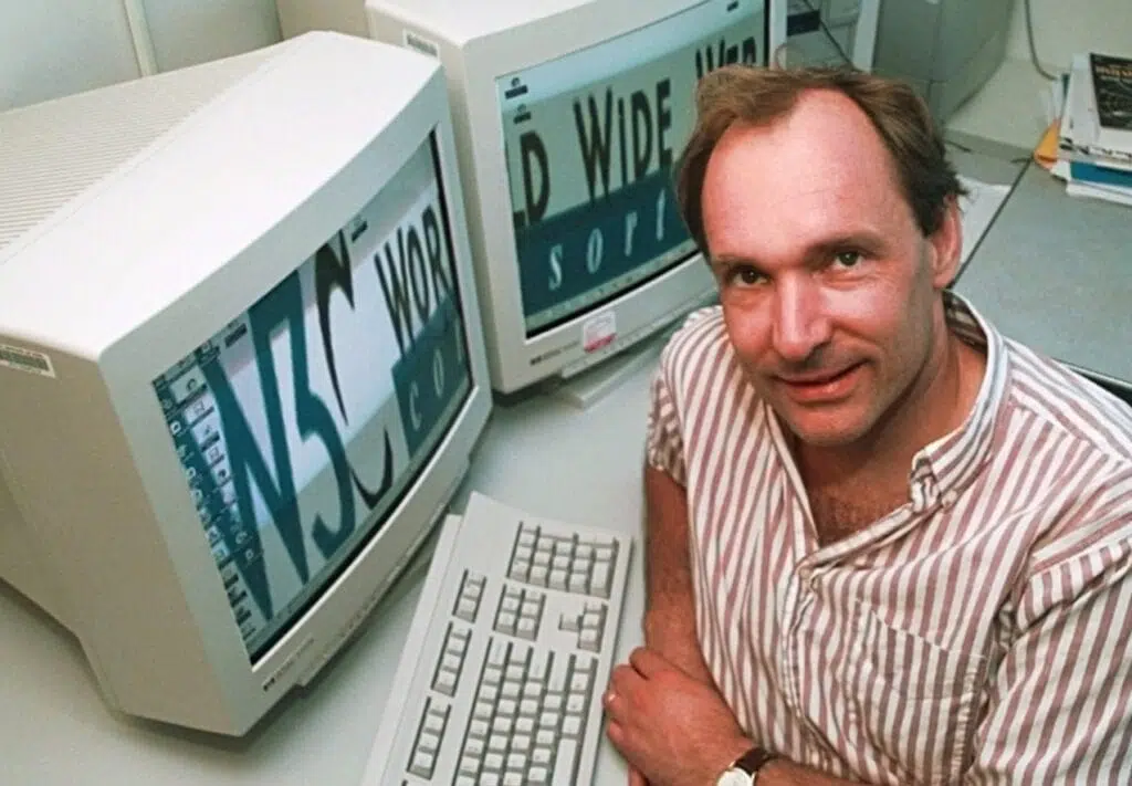 Como contratar um hacker? É correto? Tim berners-lee, responsável por conceber o protocolo www, responsável por moldar a forma como o mundo utiliza a internet hoje, é considerado um white hat hacker. (imagem via creative commons)