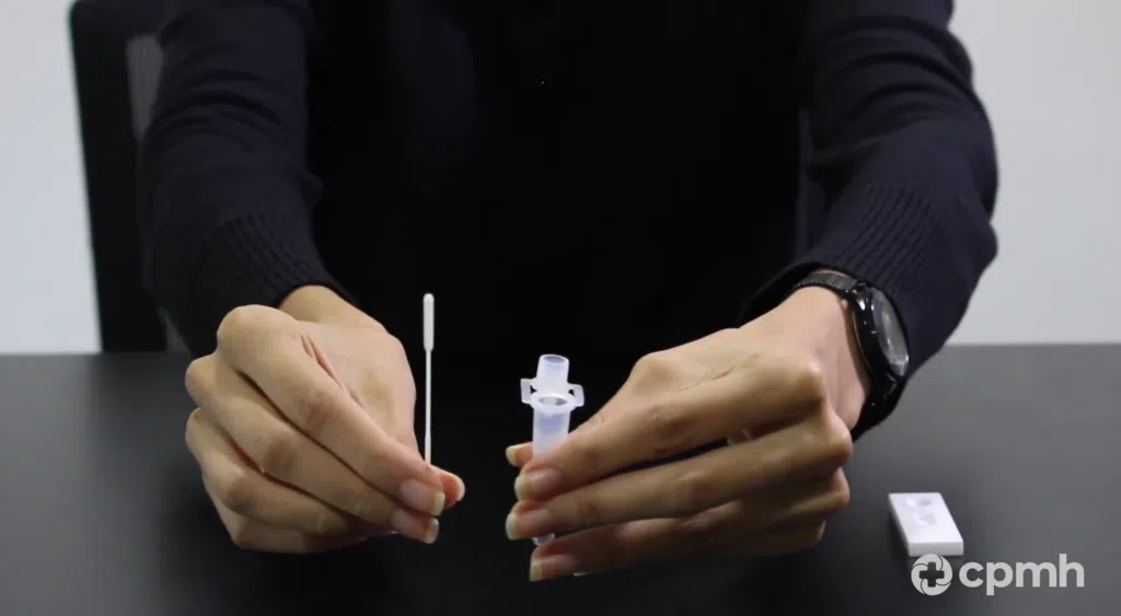 Como funciona e onde comprar autoteste de covid-19 Mulher preparando autoteste de covid-19