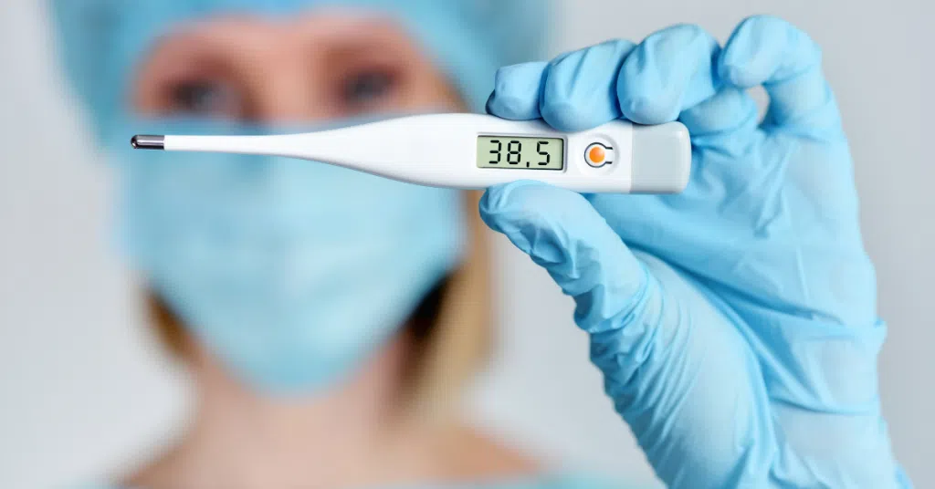 Como funciona e onde comprar autoteste de covid-19 Especialista segurando termômetro com temperatura de 38,5cº