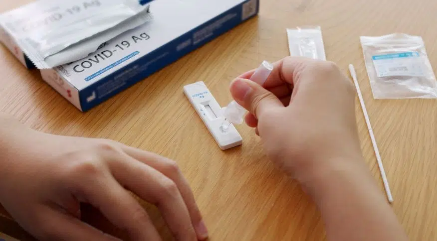 Como funciona e onde comprar autoteste de covid-19 Como funciona e onde comprar autoteste de covid-19. Veja onde comprar, quanto custa e como fazer o autoteste de covid-19 vendido no brasil