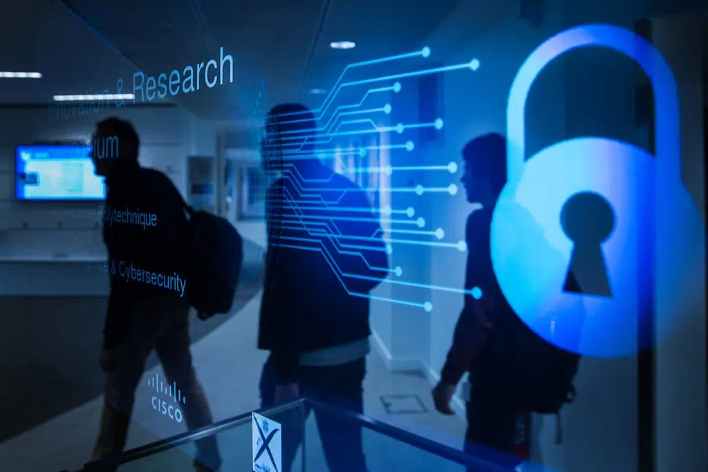 Como contratar um hacker? É correto? Imagem ilustrativa sobre cibersegurança.